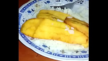 Preview 3 of Sel Pak Bur Xx - Video porno de La Chiri comiendo 3 pl&aacute_tanos