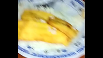 Preview 1 of Sel Pak Bur Xx - Video porno de La Chiri comiendo 3 pl&aacute_tanos