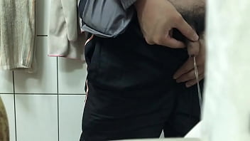Preview 2 of Comendo Camareira - Cousin pissing