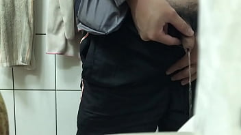 Preview 3 of Comendo Camareira - Cousin pissing