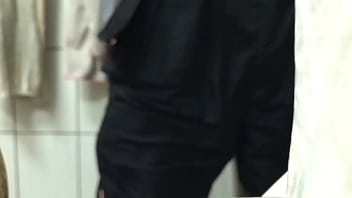 Preview 1 of Comendo Camareira - Cousin pissing