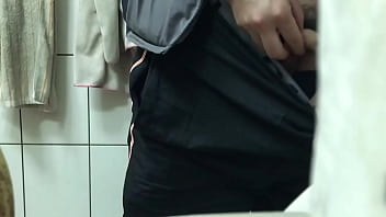 Preview 4 of Comendo Camareira - Cousin pissing