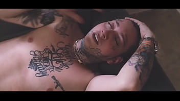 Preview 2 of Xxxuid - Mi hermanastra me descubre masturb&aacute_ndome y me pide que la folle