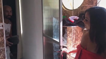 Preview 2 of Porn Rani - Vizinho prestativo ,  precisava s&oacute_ tomar meu banho.