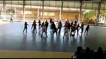 Preview 3 of Girl Get Creampied Many Guys - Novinhos rebolando ao som de Big Frog