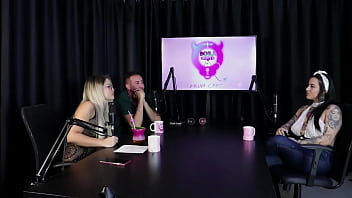 Preview 3 of Lesbian Mommy Hd - Gosta de fazer um boquete babado,  teve o gang bang reverso,  j&aacute_ realizou quase todos os fetiches e adora invers&atilde_o - Lexi Mallet (SHEER/RED)