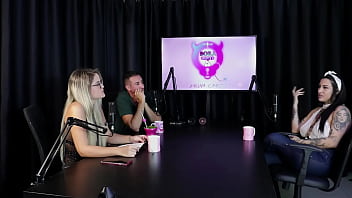 Preview 4 of Lesbian Mommy Hd - Gosta de fazer um boquete babado,  teve o gang bang reverso,  j&aacute_ realizou quase todos os fetiches e adora invers&atilde_o - Lexi Mallet (SHEER/RED)