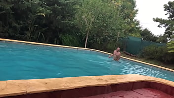 Preview 1 of Film Iraq7 - Sexy bald swim naked .MOV