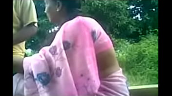 Preview 4 of Vidio Xxsexfrist Time - Daring Desi Aunty Sucks Cock Outside in the Park.MP4