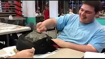 Preview 2 of Desi Lahore Gay - Gordinho safado comendo bolacha no Habbib&#039_s