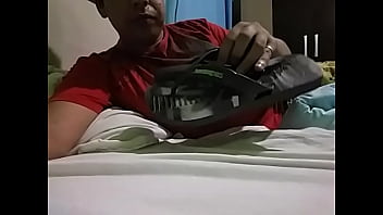 Preview 2 of Ogata Saki - Lambendo minhas Havaianas,  j&aacute_ comecei a ficar com tes&atilde_o e meu pau j&aacute_ ficou duro
