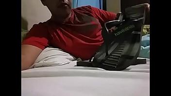 Preview 3 of Ogata Saki - Lambendo minhas Havaianas,  j&aacute_ comecei a ficar com tes&atilde_o e meu pau j&aacute_ ficou duro