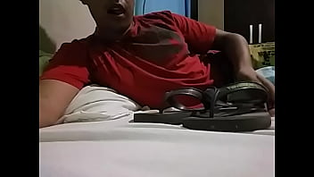 Preview 1 of Ogata Saki - Lambendo minhas Havaianas,  j&aacute_ comecei a ficar com tes&atilde_o e meu pau j&aacute_ ficou duro