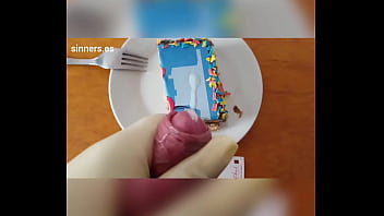 Preview 4 of Xvidexos - el sinner masturbandose sobre una tarta mallorca