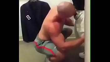 Preview 2 of Gay Londe Interracial - Me la chupa en el gym