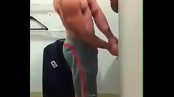 Preview 1 of Gay Londe Interracial - Me la chupa en el gym
