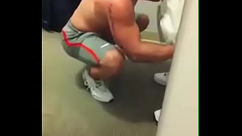 Preview 4 of Gay Londe Interracial - Me la chupa en el gym