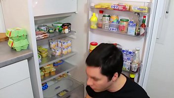 Preview 2 of Alexis Taxes Mom - LE CONTENU DE MON FRIGO