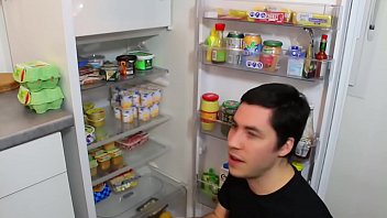Preview 4 of Alexis Taxes Mom - LE CONTENU DE MON FRIGO