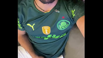 Preview 2 of Anal Strap On - TORCEDOR DO PALMEIRAS COMEMORANDO VITORIA DO JOGO COM UMA BOA LEITADA.
