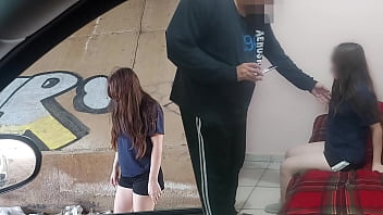 Preview 4 of 2 Boy 1 Girl Massage Sex - Viejo y jovencita putipobre! La ve bajo un puente recolectando basura y le ofrece dinero para follarla sin cond&oacute_n