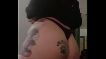 Preview 1 of Busty Webcam - Novinha cavalona brincando com o seu rab&atilde_o