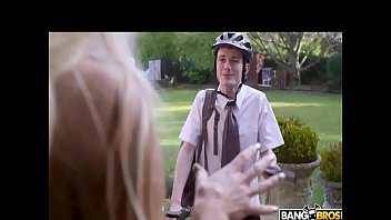 Preview 1 of Dwarf Family - ام تنيك صاحب ابنها اثناء ذهابهم للمدرسة جامد