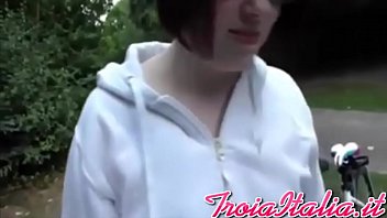 Preview 2 of Classical Porn Moove - Stupida studentessa pompino in publico gratuito