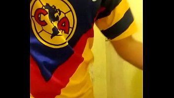Preview 1 of Vabi Vs Dever - En la regadera toc&aacute_ndose para mi