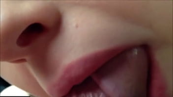 Preview 1 of Pinay Pumping Scandal - nena mamando la verga del novio en el auto