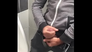 Preview 2 of Suckmy Dick - exhib au chiottes.MP4