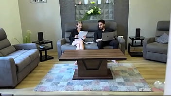 Preview 1 of You Blonde Teen - MI TRADISCE CON LA SUA COLLEGA ??️?????Loro stanno parlando in sala,  e non mi accorgo che...