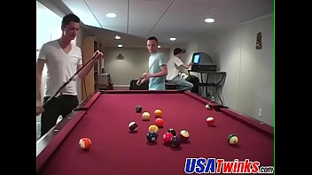 Preview 1 of Garoto Come Buceta - Gorgeous and horny big dick twink threesome sex in the pub