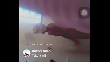 Preview 4 of Grany Blak - novinha de Minas Gerais tomando banho ao vivo no app Jaumo
