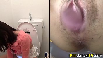Preview 4 of Menino Novo Na Punheta - Urinating asian toys cunt