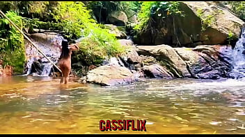 Preview 3 of Sunny Leon Assfuck - Neg&atilde_o pauzudo me viu nua na cachoeira ficou doido de tes&atilde_o colocou os dedinhos na minha buceta. Completo Cassiflix