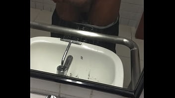 Preview 2 of Collage Girl 2018 Sex - Punheta no banheiro da faculdade