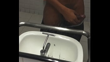 Preview 4 of Collage Girl 2018 Sex - Punheta no banheiro da faculdade