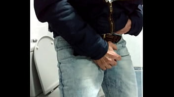 Preview 3 of Asia Shows Cum - Papi Fotetor 11 Arab Daddy Macho Fudendo Culo da vizinha Bulge grabb Slip  1