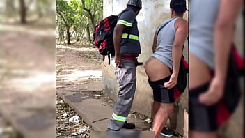 Preview 2 of Class Student And Teache4r - Trabalhador fode cara no parque e depois goza na boca dele