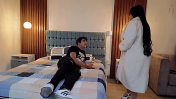 Preview 1 of Hindi Xxx Vibe - Mi madrastra me llama la atenci&oacute_n y mi papa llega para ayudarme a complacerla