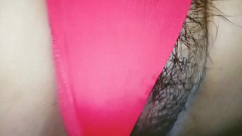 Preview 2 of Cina Pasangan - Con la tanga roja abre las piernas y entrega la conchita peluda
