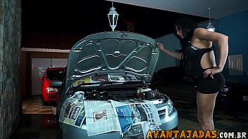 Preview 1 of Blindfold Surprise - Travesti pegando mec&acirc_nico que consertou seu carro