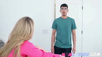 Preview 1 of Sedutor Nu - Stepmom Charge Her Wet Pussy With Two Dick