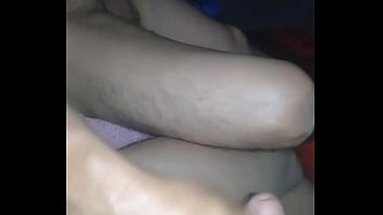 Preview 4 of Linet Koap - Masturb&aacute_ndome con el primo maduro y viendo una rica porno
