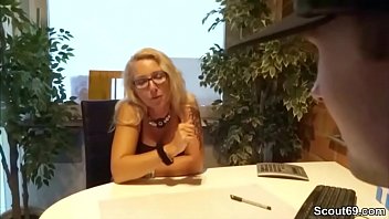 Preview 1 of Indo Nakal - Milf Chefin hilf Jungspund Azubi bei seinem ersten Fick