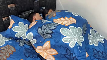 Preview 1 of Sniliyon Bf - Mi hijastro le tiene miedo a los rayos entonces lo dejo compartir cuarto conmigo y terminamos follando.