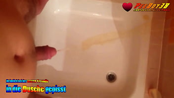 Preview 2 of Little Small Daughter Fucked - Andy weiht (pinkelt) heimlich die Dusche seiner besten Freundin ein