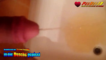 Preview 4 of Little Small Daughter Fucked - Andy weiht (pinkelt) heimlich die Dusche seiner besten Freundin ein