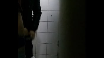 Preview 2 of Leah Gottiy - Carinha chupando o outro no banheir&atilde_o